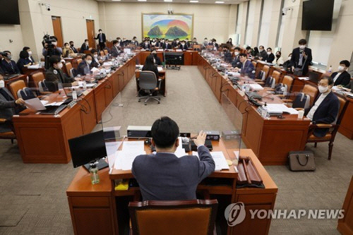 26일 국회에서 열린 정무위원회 법안심사제1소위원회에서 김종민 위원장(뒷모습)이 회의를 주재하고 있다.  [연합뉴스]